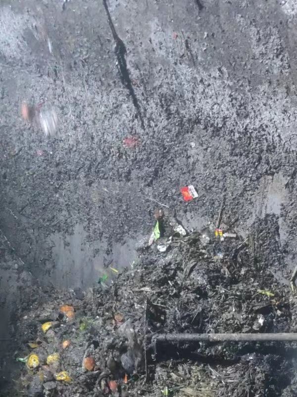 排湖风景区污水池清理