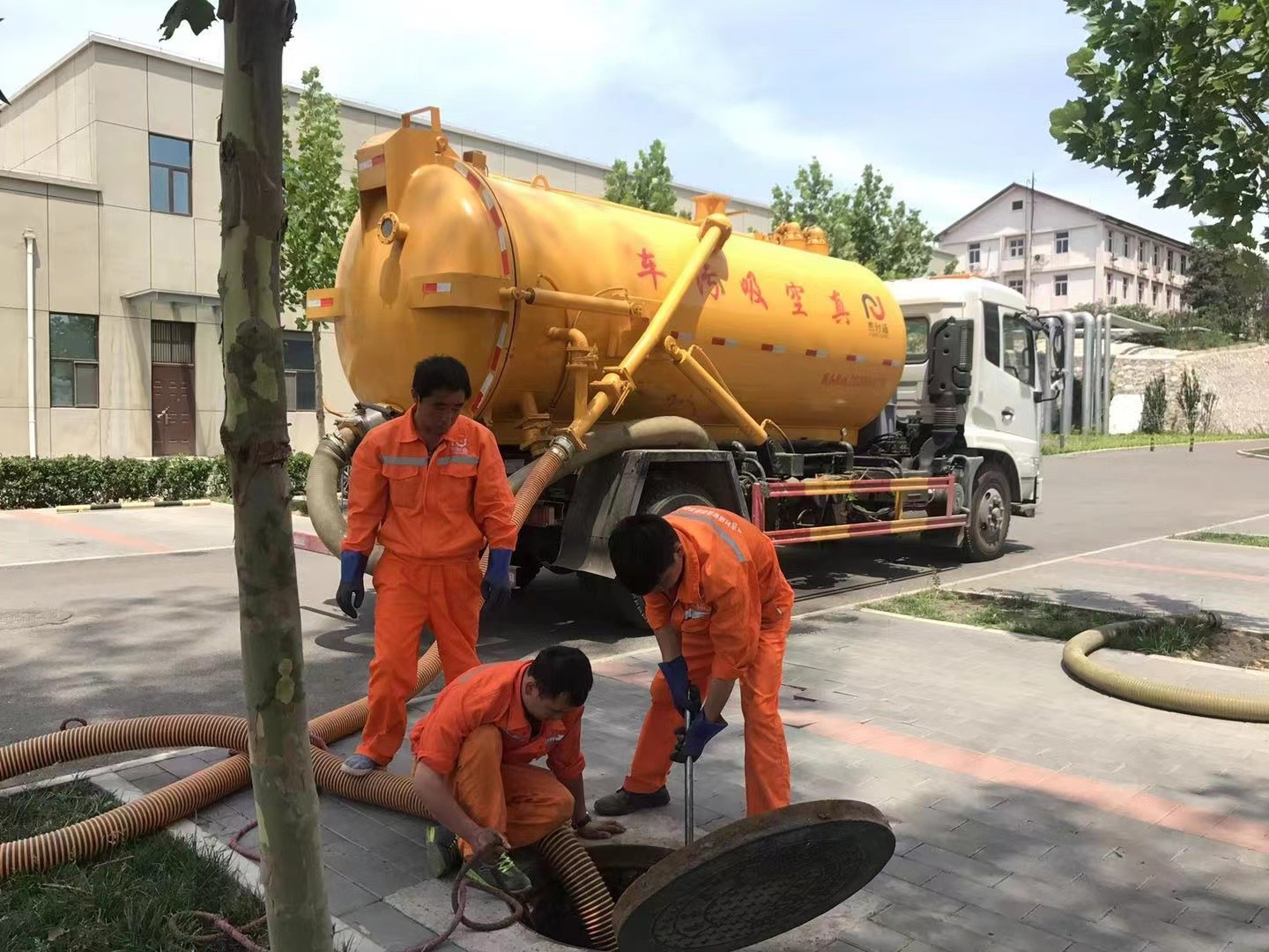 排湖风景区化粪池清理与5-8吨吸粪车施工效率分析